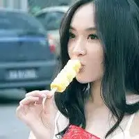 邪恶女生头像,真人女生头像邪恶吃雪糕系列
