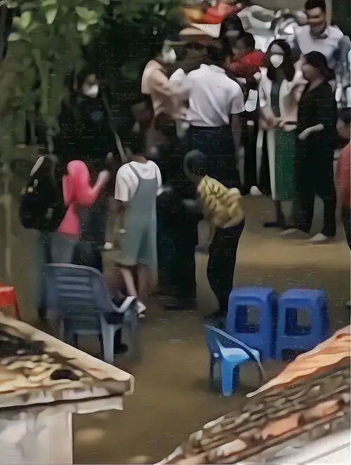 全红婵回乡被围观奶奶给孙女挨个介绍,爷爷站一边默默观察情况
