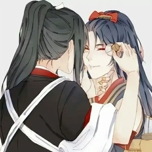 魔道祖师,这两张图,魏无羡旁边那个蓝头发的是谁
