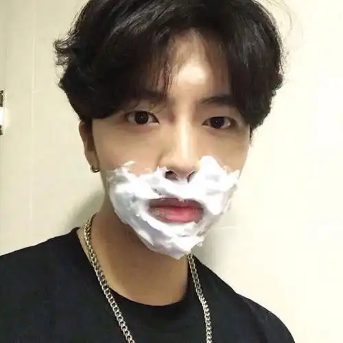 18岁的帅气小伙子花费近3点归纳,最终分析了2种祛痘方法
