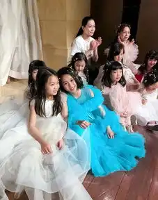 钟丽缇女儿蓝纱裙走秀像小精灵,遗传妈妈美貌越发优雅漂亮
