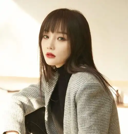 组图李小璐与闺蜜一同出镜带货圣诞节仍不忘营业晒自拍
