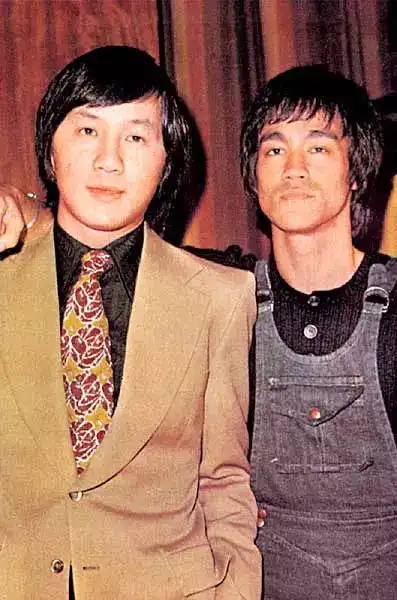 这个潮汕人造就了李小龙洪金宝成龙等巨星,打破邵氏影业帝国的垄断格局
