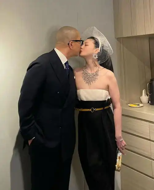 具俊晔自曝将为大s定居台湾,再次演出捞金,现场粉丝众多人气高
