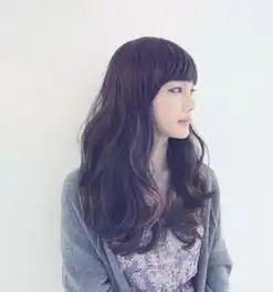 亮丽蓬松微卷发营造慵懒浪漫感
