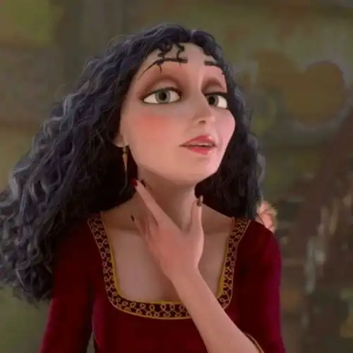 她将在迪士尼真人版魔发奇缘中饰演葛索妈妈
