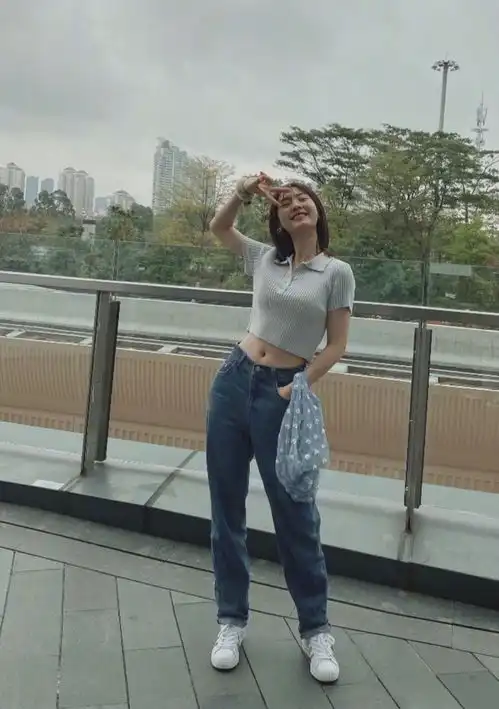 镜头下的邢菲不一般,大胆又热情,虽不是风情万种,却不失小娇俏
