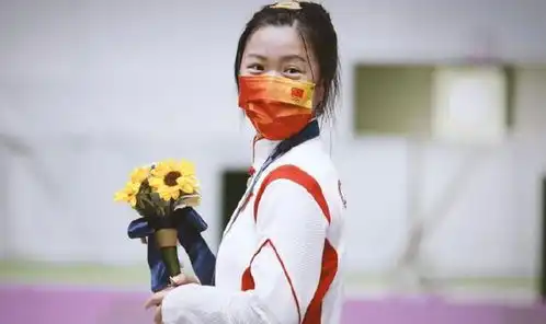 杨倩坐豪车回家,回母校后面跟一群领导杨倩妈妈没笑容,不高兴
