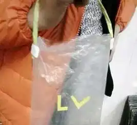 熊孩子摸车模大腿,好羡慕啊
