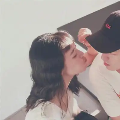 2021最潮情侣头像一男一女人间是个好地方是幸福的
