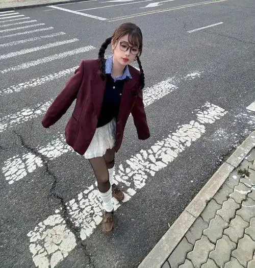 早秋过渡单品白色半裙,你能给它打几分
