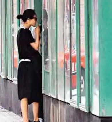 赵薇刘亦菲马伊琍舒淇女星当众吸烟照曝光
