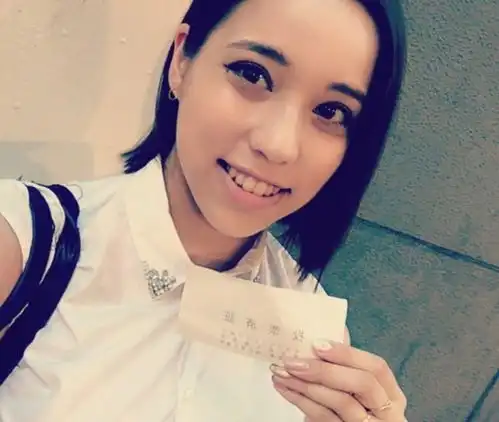 被老婆当狗养的他,没手没腿也劈腿出轨50名女性,怎么做到的
