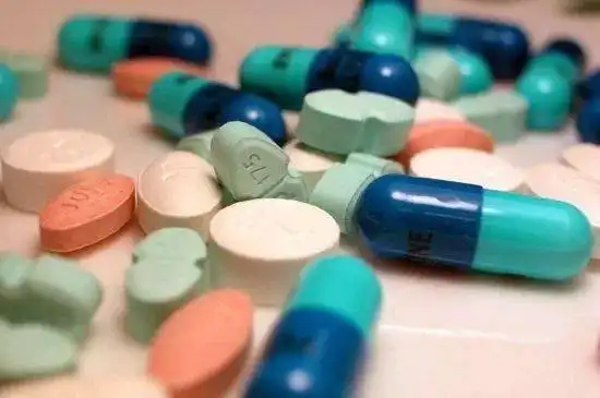 换季感冒了要注意一点,抗生素并不包治百病,别滥用
