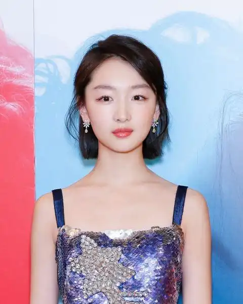 为何要按明星标准修剪眉毛,因为不按常理留出来的眉毛毁所有了
