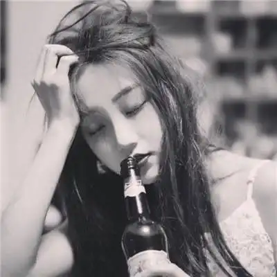 黑白女生头像伤感高清,连伤心的样子都这样的美丽
