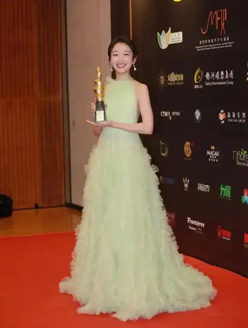 周冬雨从最差谋女郎到首位90后双影后,她到底凭什么
