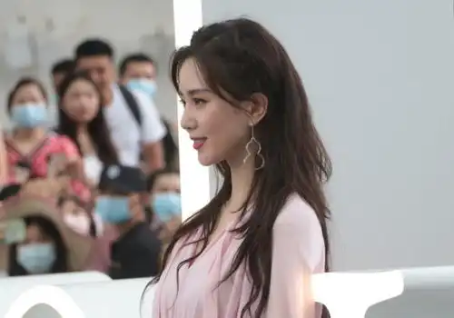 刘诗诗真人到底啥样离开美颜和滤镜,与路人同框对比太扎心了
