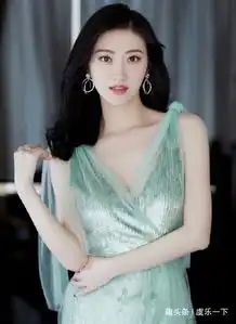景甜一袭薄荷绿长裙,温婉大方,清新优雅仙女范
