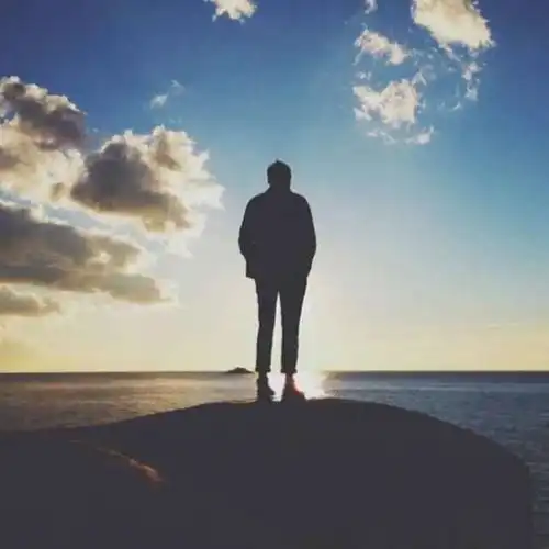 花2亿买158吨石头扔海里,称要做海上银行,5年坐拥亿万家产
