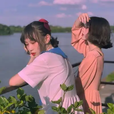 适合闺蜜发朋友圈的聊天记录两个闺蜜名字可以连成一句话
