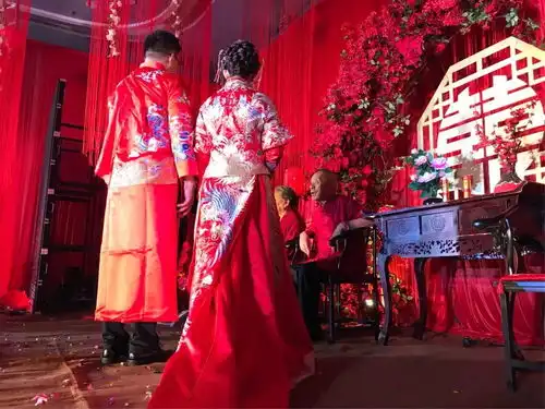 新安小伙中式婚礼抬花轿把美美哒的东北新娘娶到家了
