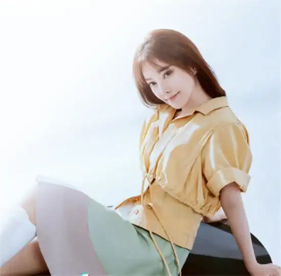 冯提莫演绎淡黄的上衣时尚大片挑战死亡白袜,粉丝直呼爱了
