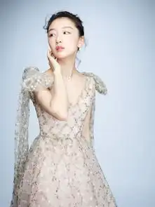 周冬雨亮片裙美似精灵公主,转身秀蝴蝶背被赞得瘦成啥样
