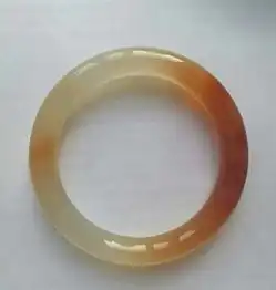 请大家帮忙看一下这个玛瑙手镯属于北红玛瑙吗哪种料成色怎么样大概价格多少谢谢
