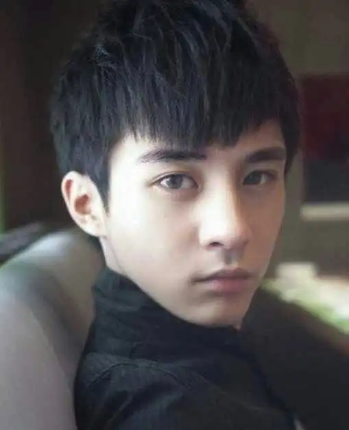 我是男生头发长得慢,发质很硬,怎样才能留这样的发型
