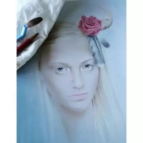 彩铅,又是彩铅竟画出如此高冷的美女
