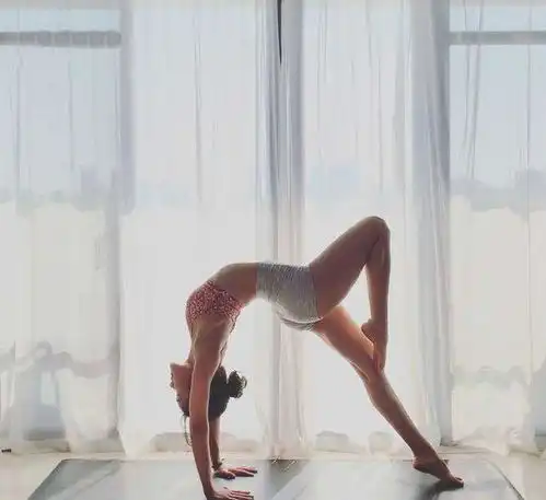 称为最美瑜伽女神双腿修长而笔直,肩颈肌肉线条美丽
