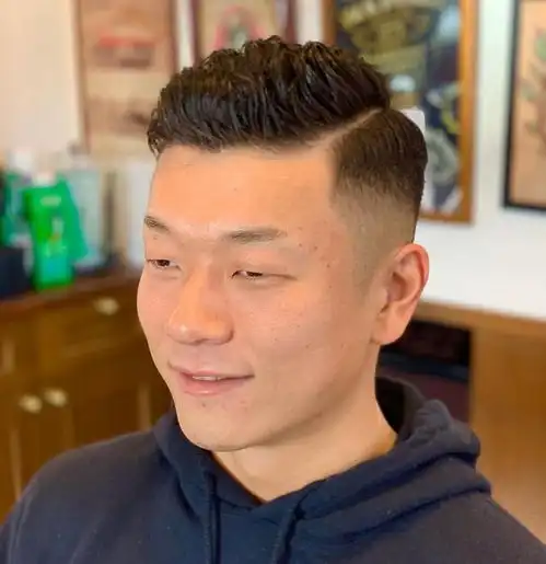 上了年纪的男人,正式场合打扮切记衣不花发要短鞋简约
