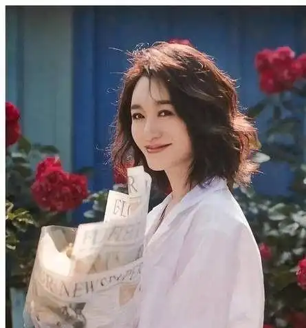 李小冉青涩照曝光又纯又欲,喜欢穿吊带,难怪让富豪们着迷
