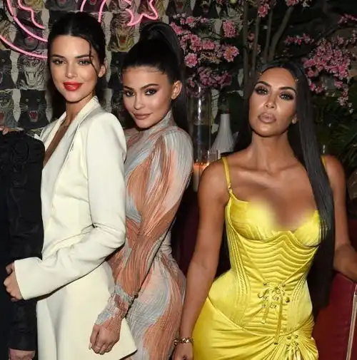 凯莉詹娜维纳斯照获赞近千万,穿塑身衣风情万种,太有魔力
