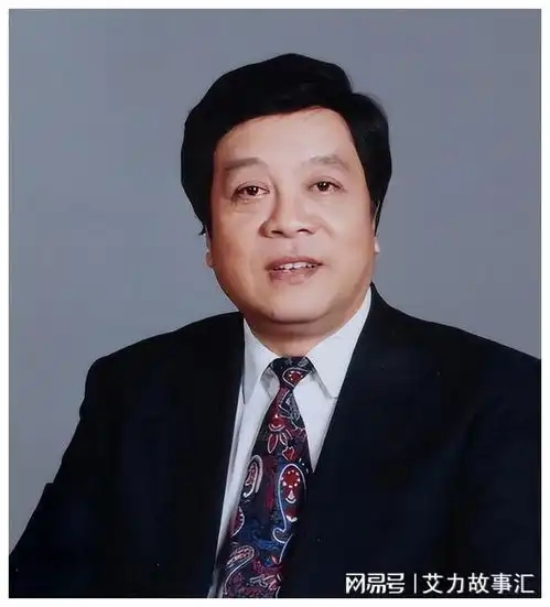 60岁朱军一家三口回河南孟津老家,状态不错重返央视
