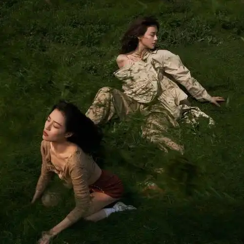 钟楚曦马思纯同框拍杂志,都是电影感十足的脸,表现力不相上下
