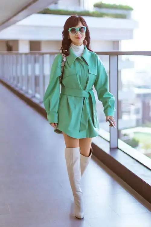 赵雅芝不愧为不老女神,一身薄荷绿皮衣美得高调,哪像65岁
