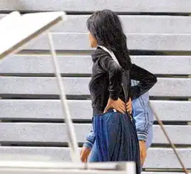 关之琳熬夜拍广告当众抠鼻美人形象尽失
