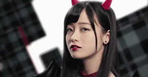 桥本环奈因啤酒肚引发网络热议,千年一遇美少女有了肚腩也很可爱
