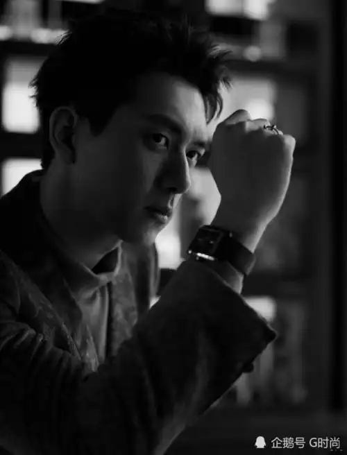 李现身穿灰色暗纹丝绒套装,佩戴精致腕表增加时髦度
