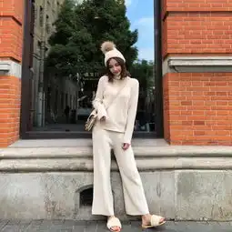 针织套装内搭外穿都ok,懒女人穿搭的必备单品
