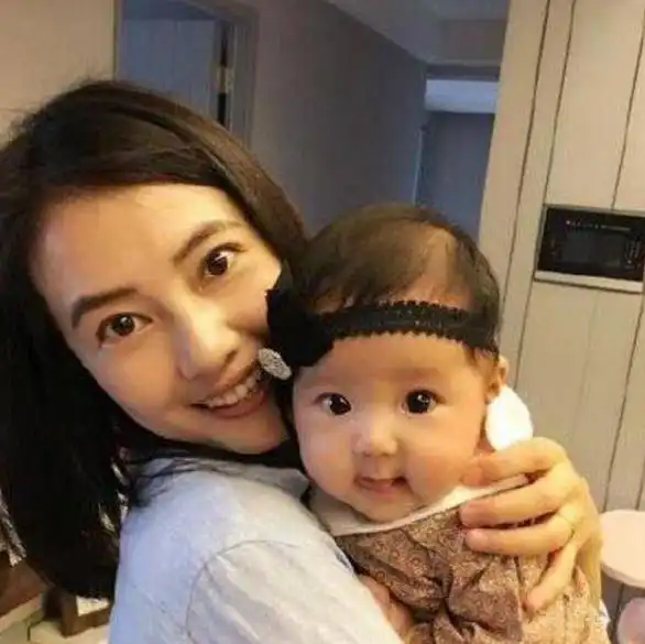 高圆圆女儿抓周,看到孩子手里的东西,长辈苦笑不想让她选这个
