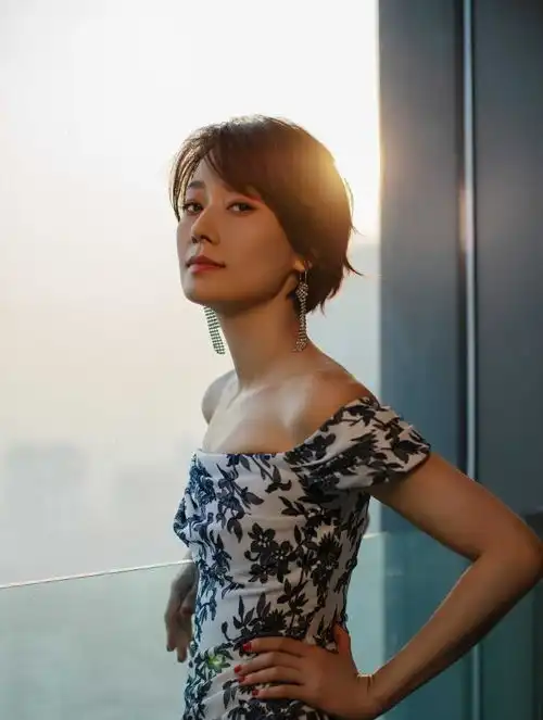 马伊琍人美气质佳,穿上青花瓷长裙,短发也能风情万种
