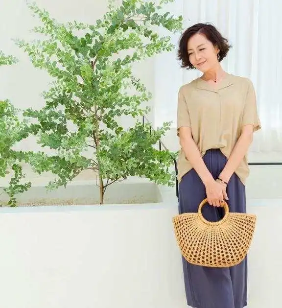 50岁之后还在坚持这3个习惯的女人,气质很难不出众
