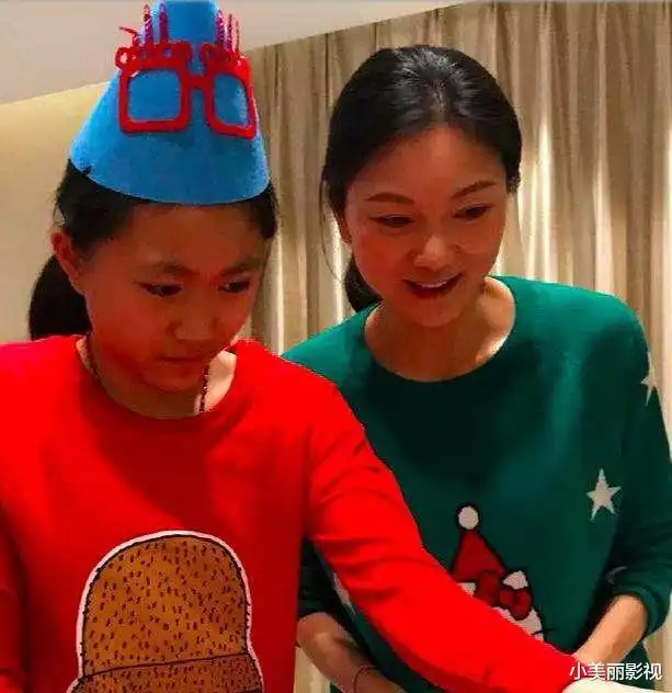 张艺谋跟妻子站一起,小31岁果然清纯,但长相并不好看
