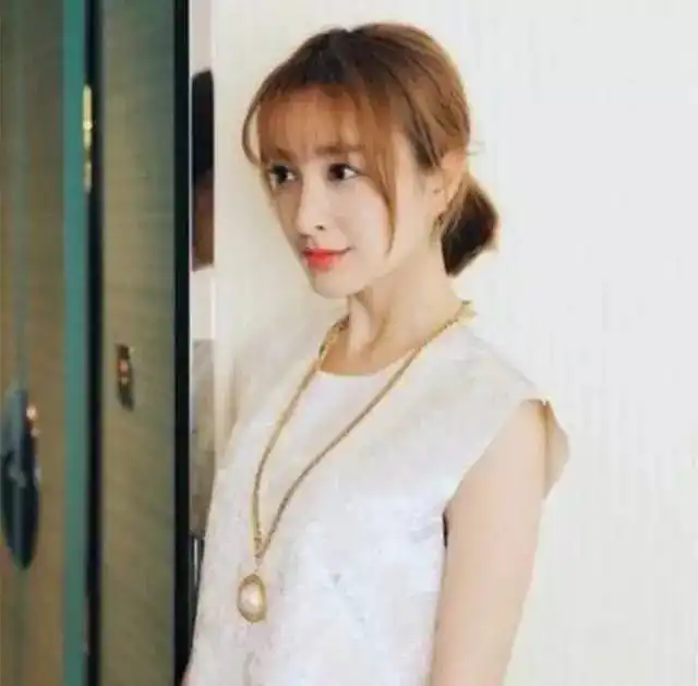 吴昕在巴黎时装周以时尚短发又逆袭了
