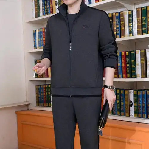 今年流行运动服男套装,柔软舒适又保暖又时尚,更显青春活力
