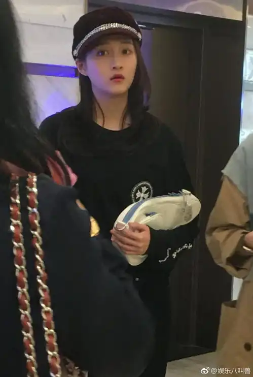 在学校偶遇关晓彤,真人比精修照温婉很多,腿可以一步4个台阶
