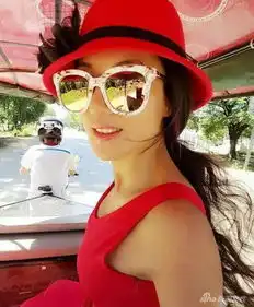 50岁大妈身材完爆18岁少女和儿子似情侣
